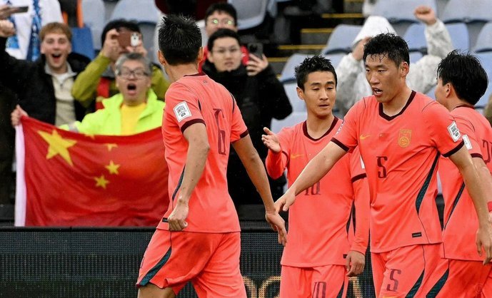张玉宁点射破门，国足客场2-0领先新加坡
