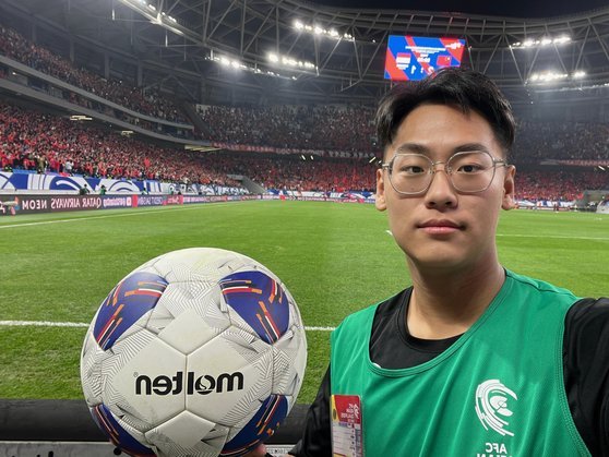 国足2-0领先新加坡！张玉宁点射破门