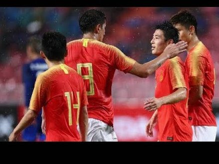 国足2-1逆转新加坡张玉宁武磊闪耀