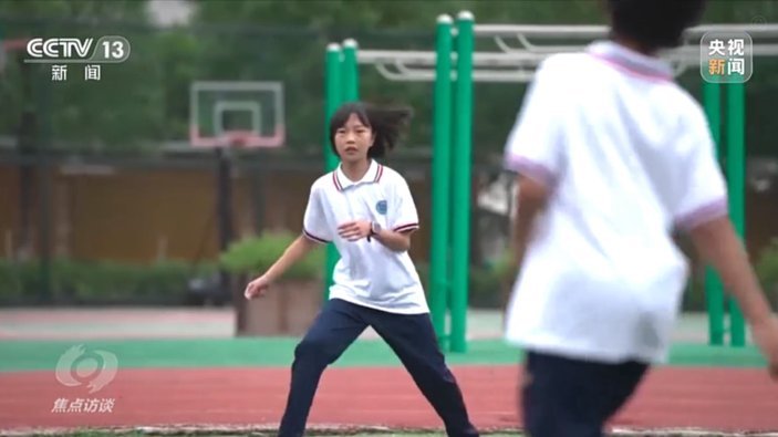 小邝老二从小踢球靠身体，导致后劲不足