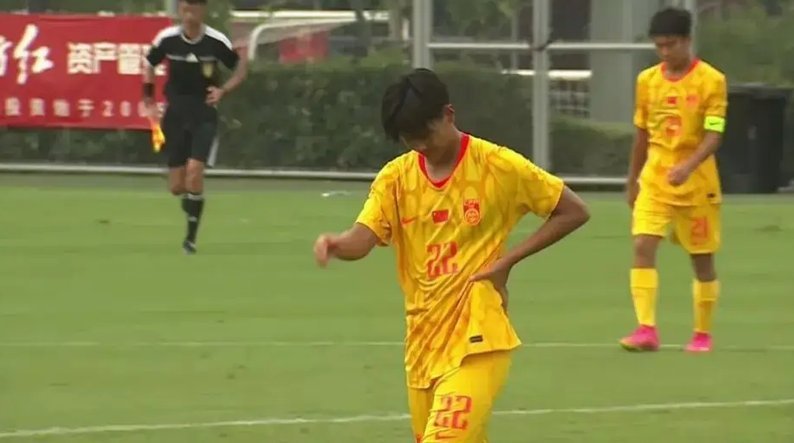 国少后卫程晟涵头球亮眼 临场冷静
