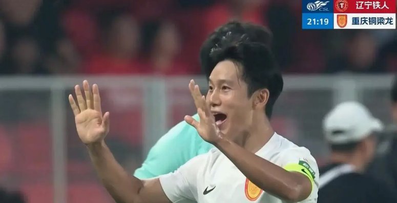 迪马塔禁区倒地回看后判点， 向余望主罚破门！1-0